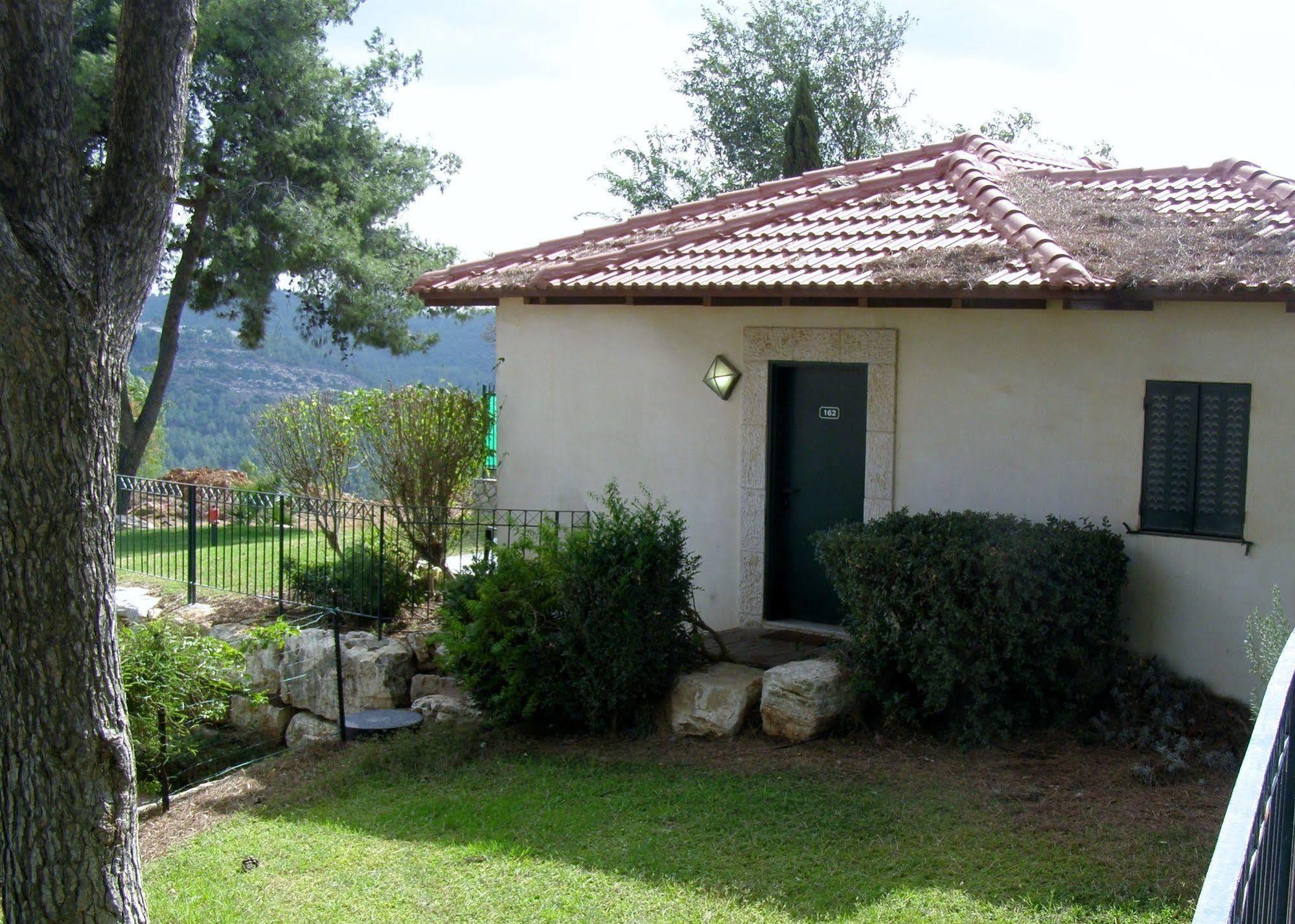 Shoresh Green Hills Family Suites Hotel Exteriör bild