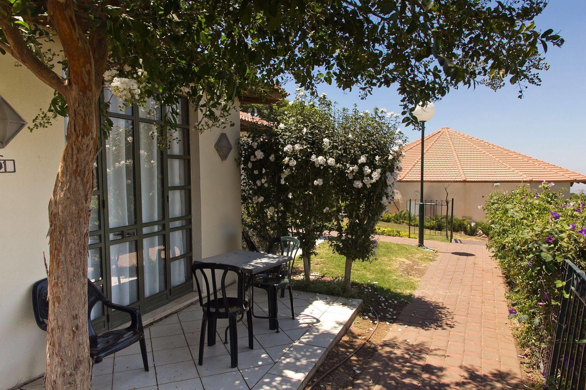 Shoresh Green Hills Family Suites Hotel Exteriör bild