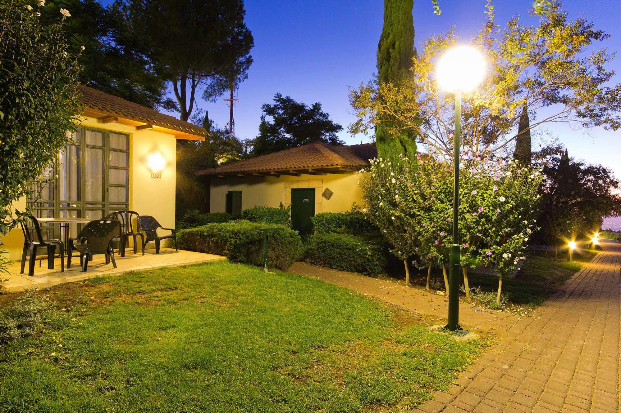 Shoresh Green Hills Family Suites Hotel Exteriör bild