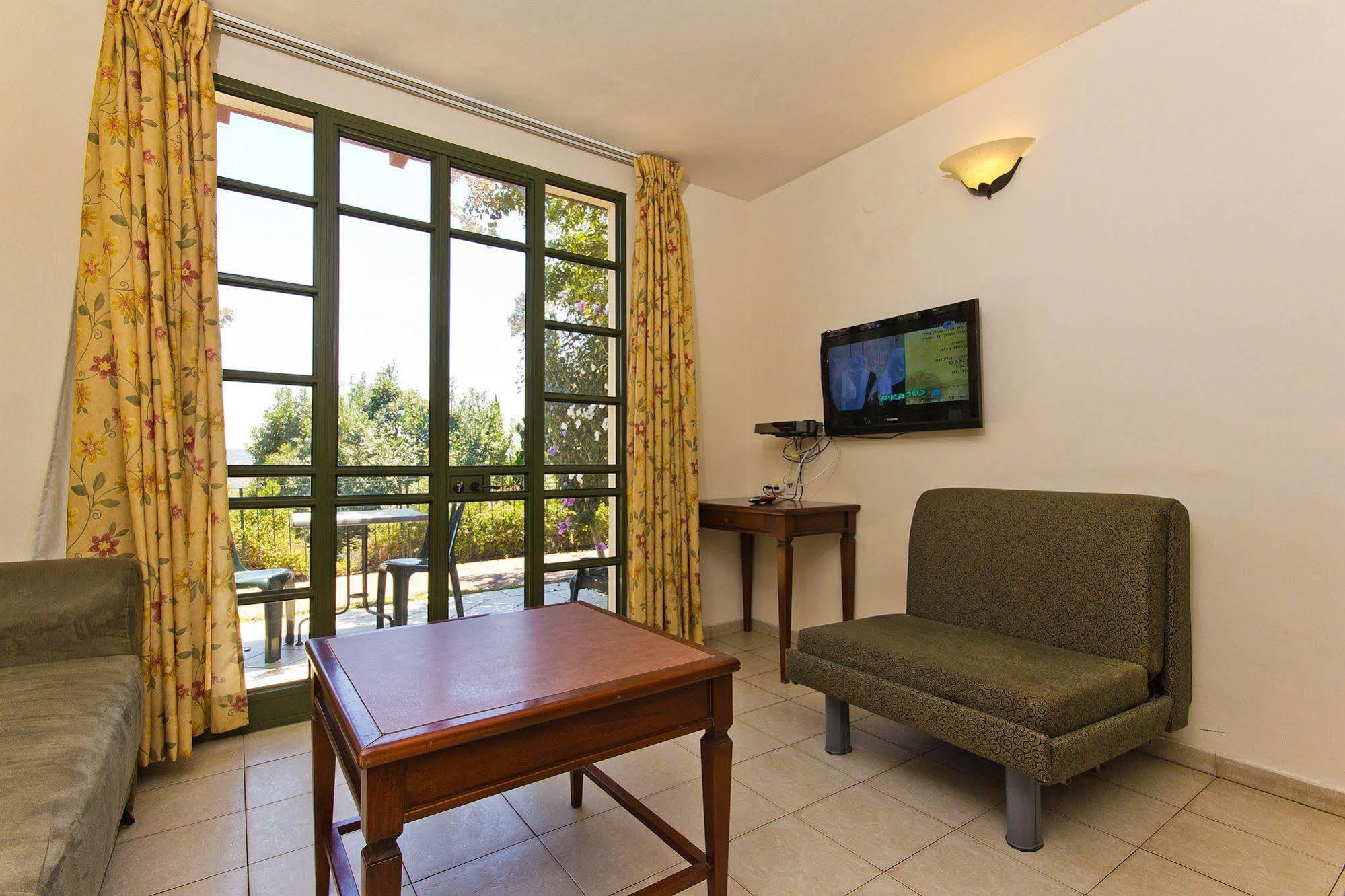 Shoresh Green Hills Family Suites Hotel Exteriör bild