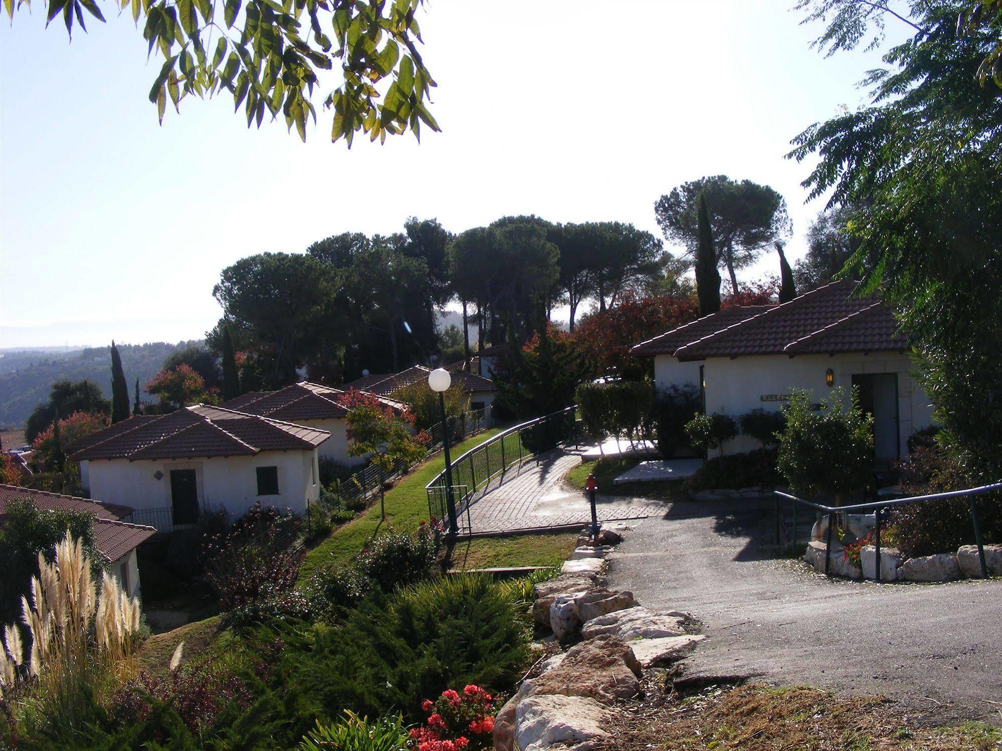 Shoresh Green Hills Family Suites Hotel Exteriör bild