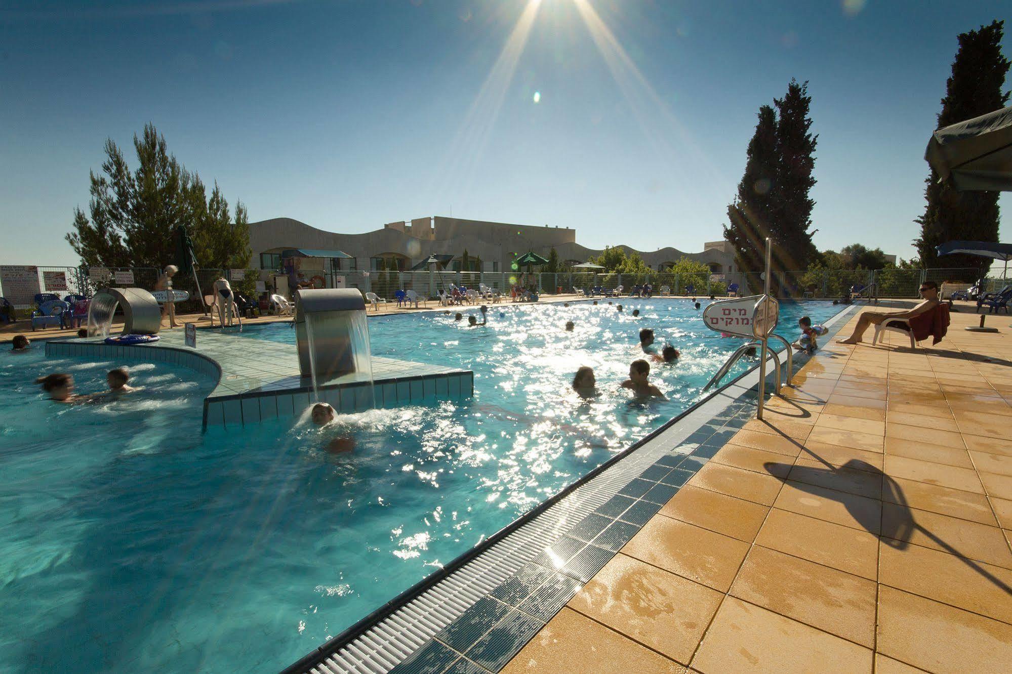 Shoresh Green Hills Family Suites Hotel Exteriör bild