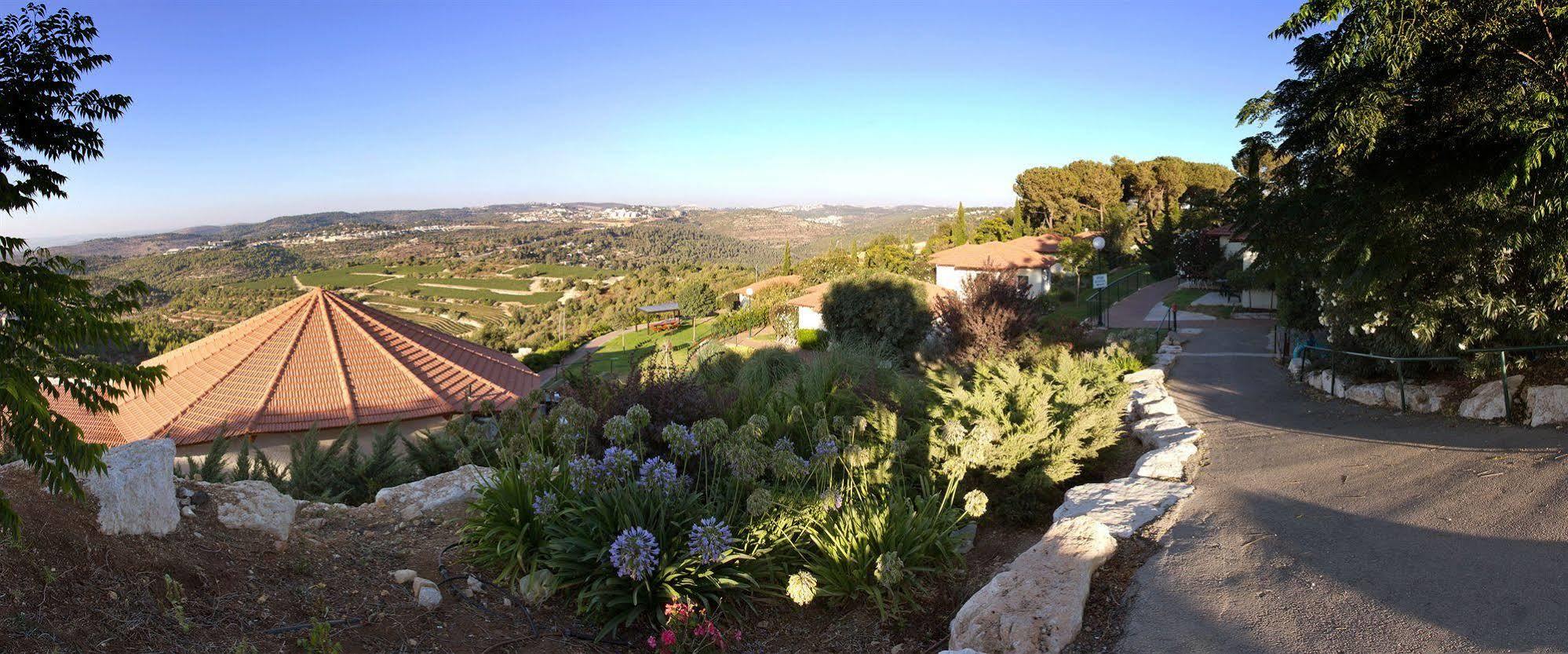 Shoresh Green Hills Family Suites Hotel Exteriör bild