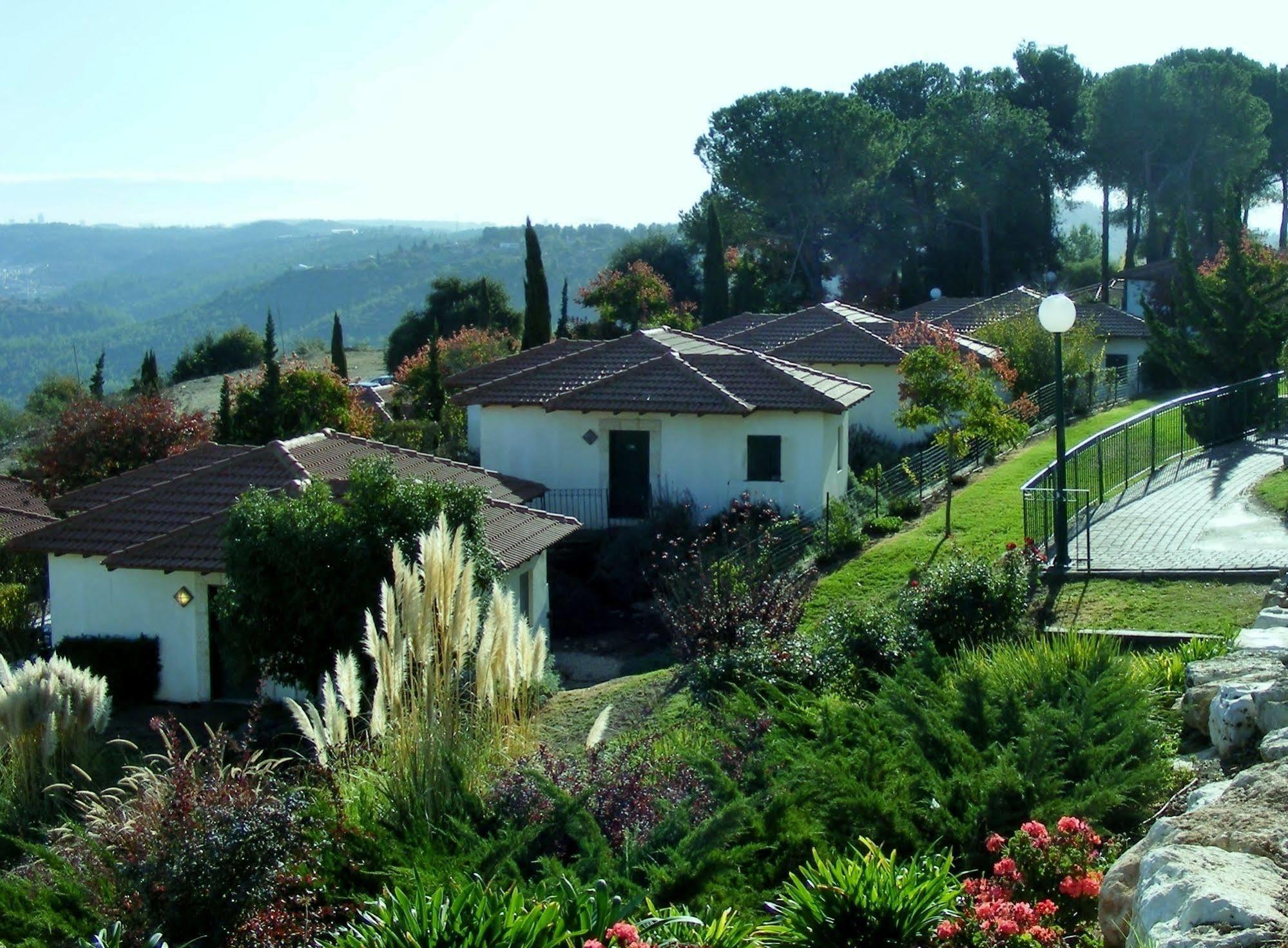 Shoresh Green Hills Family Suites Hotel Exteriör bild